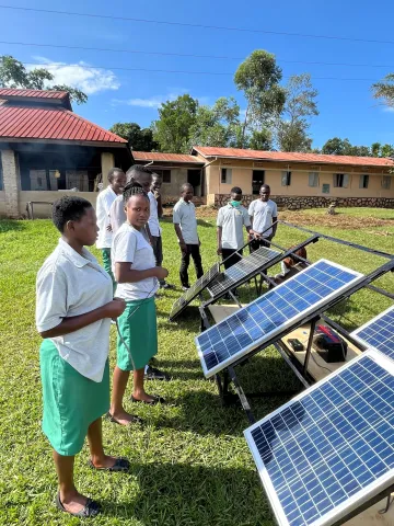 junge Menschen werden zu Solartechnikern ausgebildet