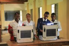 Studenten mit Solarkoffer