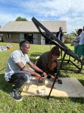 junge Menschen bei der Ausbildung zu Solartechnikern