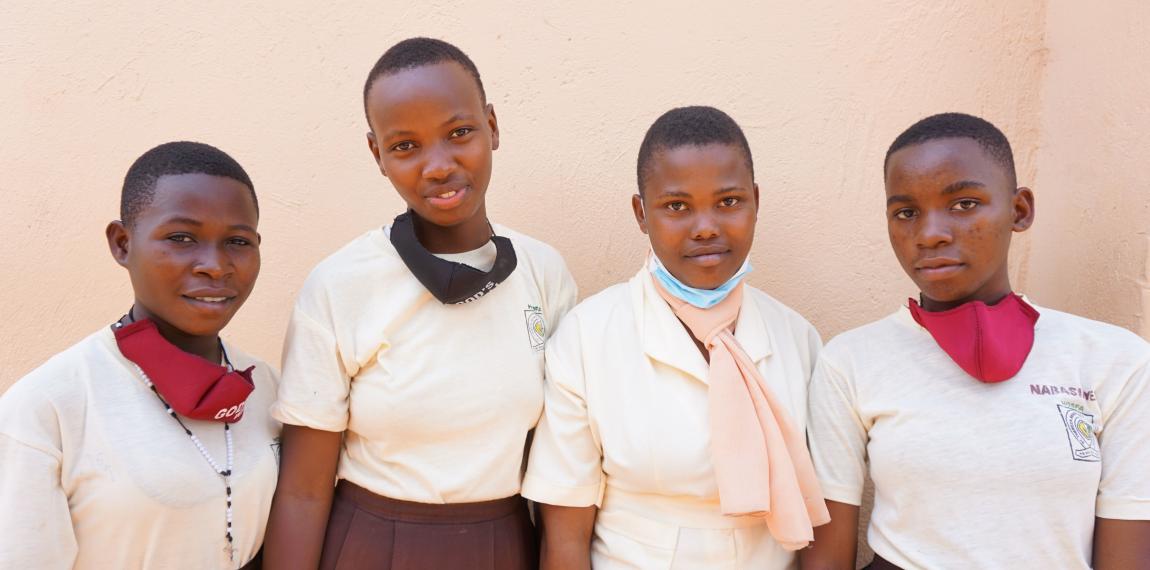 Schülerinnen in Uganda